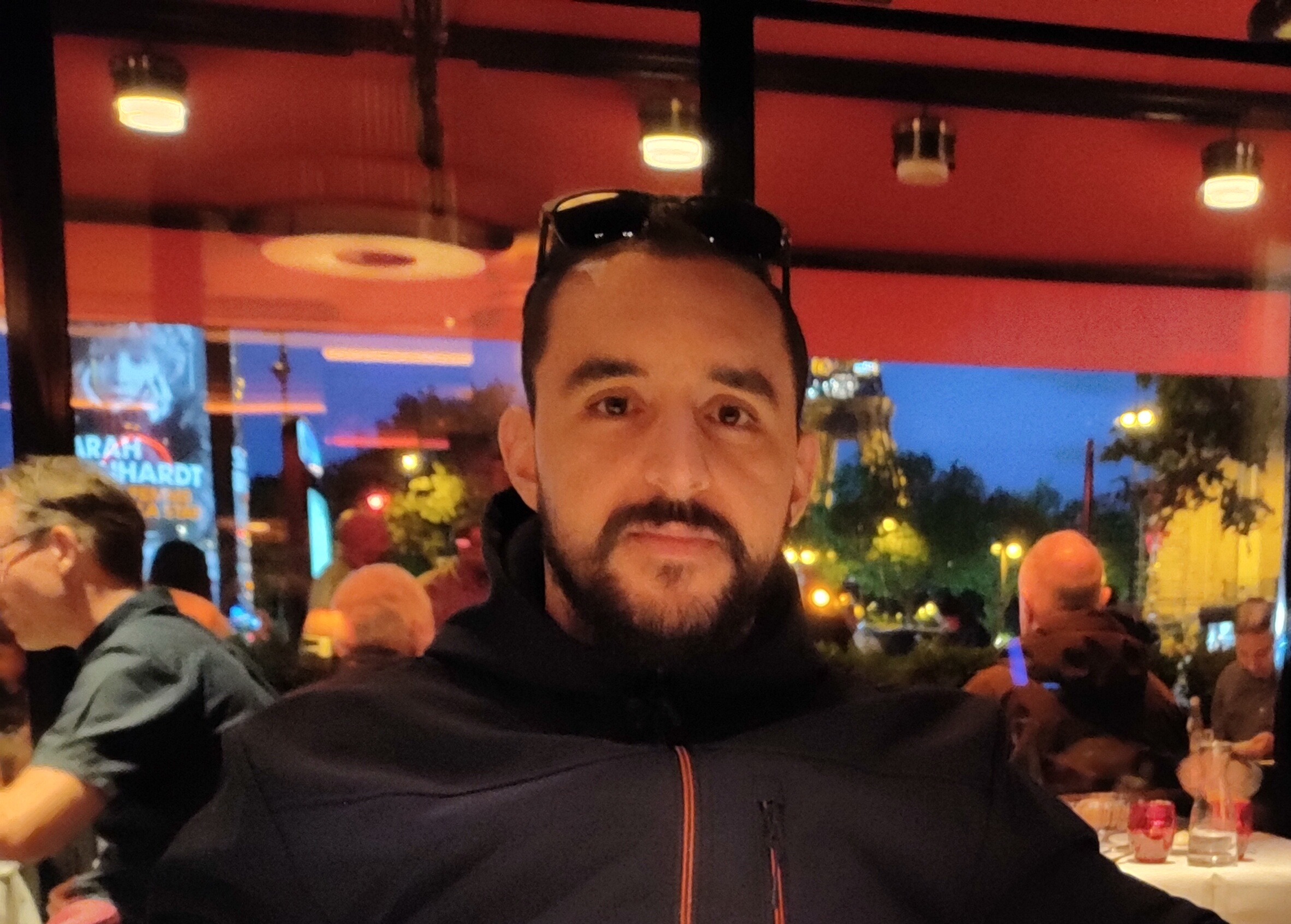 Personne souriante avec un ordinateur